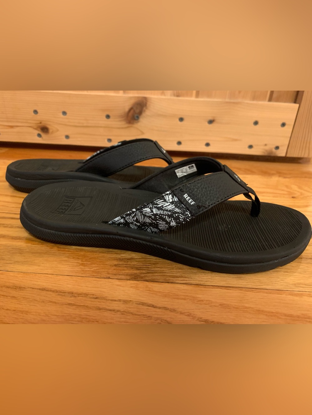 Like New Reef Santa Ana Black Flip Flops Size 8, Smoke free home